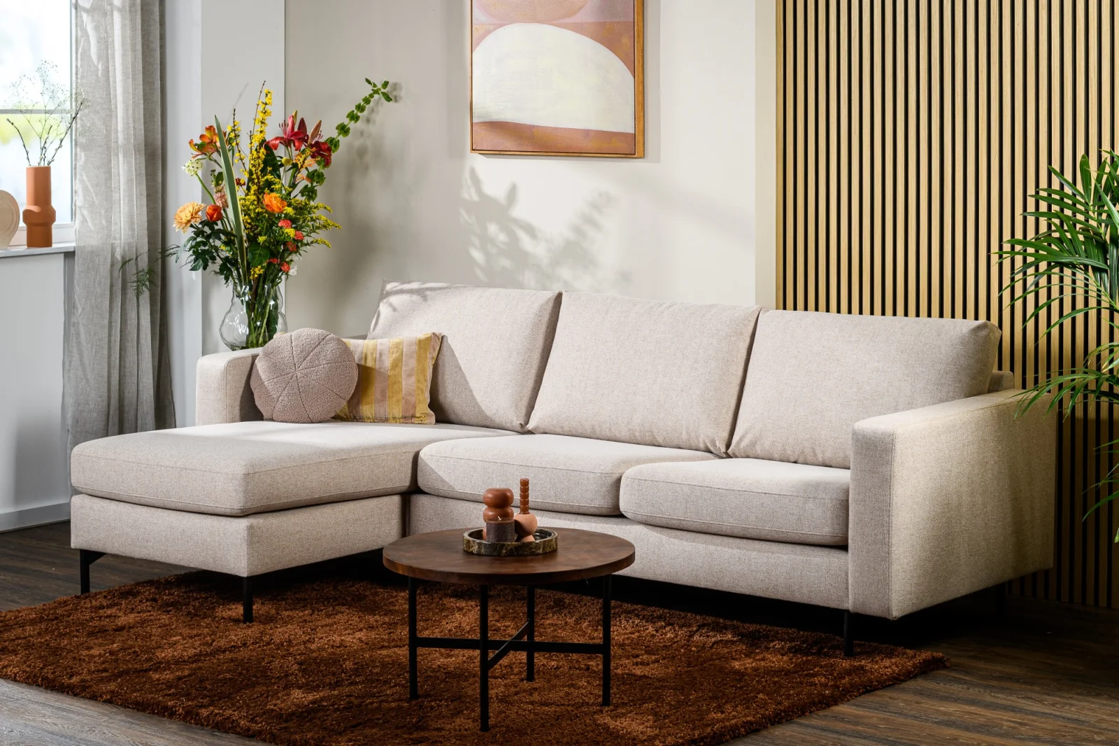 Strakke loungebank in beige Chloe-stof