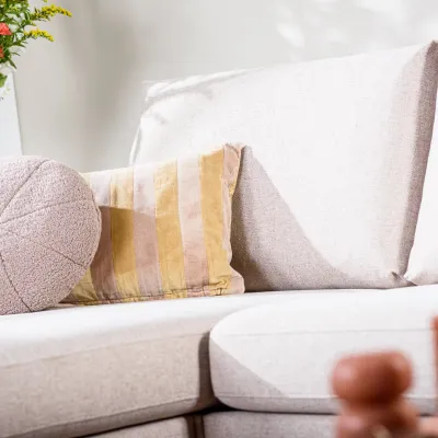 Strakke loungebank in beige Chloe-stof