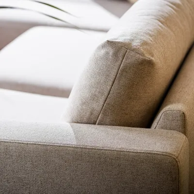 Strakke loungebank in beige Chloe-stof