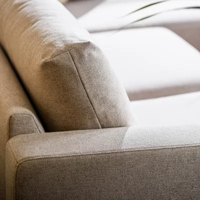 Strakke loungebank in beige Chloe-stof